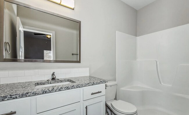 Building Photo - Don't Miss Out on this beautiful Duplex!