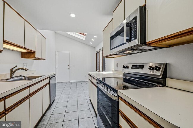Building Photo - 207 Steeplechase Cir