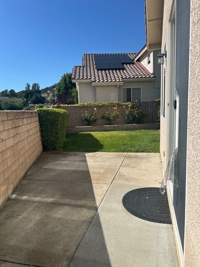 Building Photo - Significant rent reduction! Beautiful home in gated golf course community