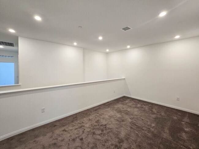Building Photo - Highly upgraded townhome in Carlsbad
