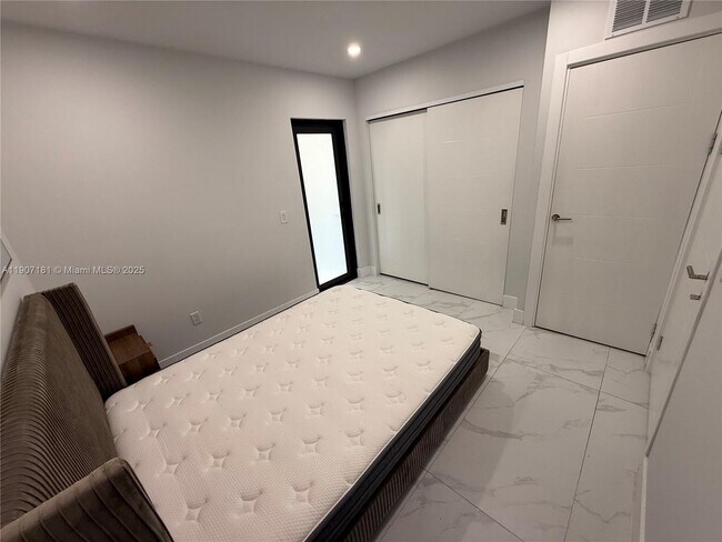 Building Photo - 944 Jefferson Ave