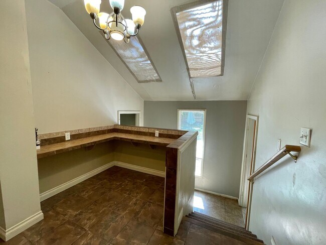 Building Photo - AVAILABLE NOW! Move-In Special! Half Off F...