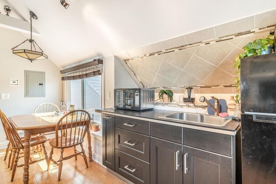 Building Photo - 39 Melvin St