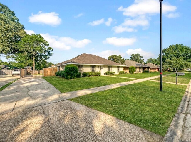 Building Photo - 4941 Pine Hill Dr