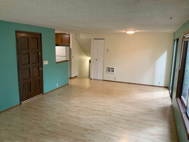 Building Photo - 422 Brookside Dr