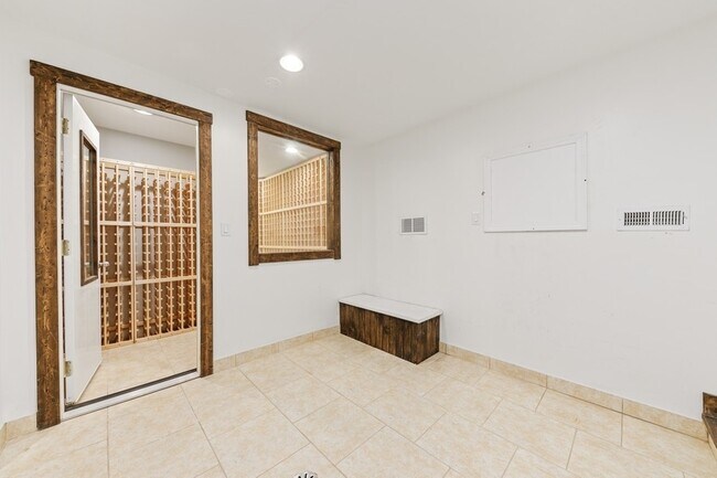 Building Photo - 544 Phillippa St