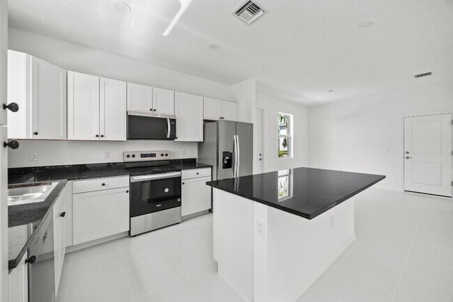 Building Photo - 4520 Longwood Lk Sq