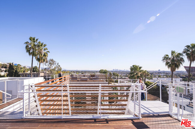 Building Photo - 935 N San Vicente Blvd