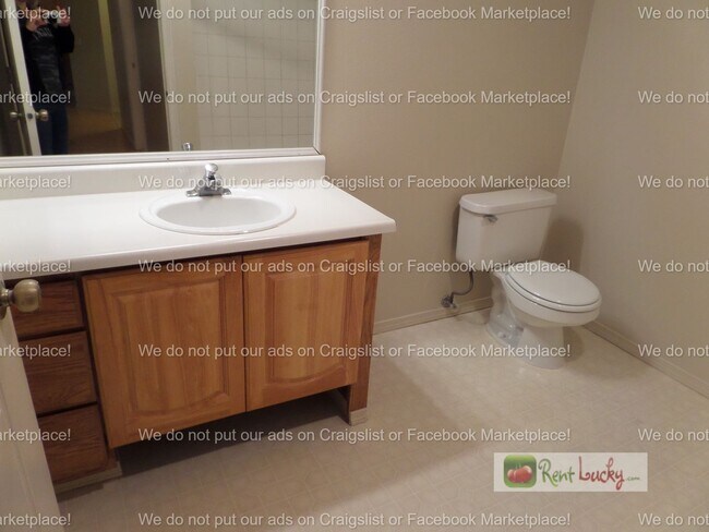 Building Photo - Super Cute and Private 2-Bedroom Condo w/2 Parking Spaces in Lake Forest Park!!