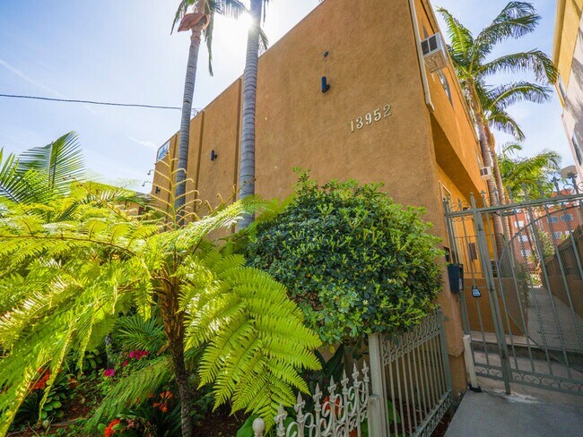 Building Photo - 13952 Moorpark Ave