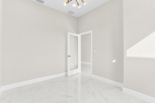 Building Photo - 2014 NE 9th Ave