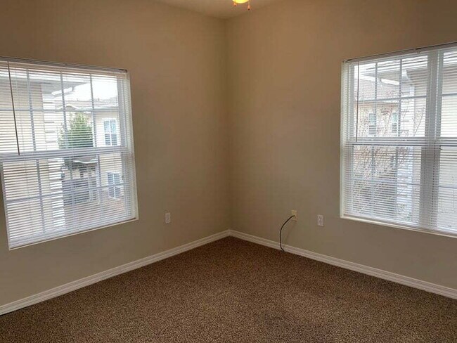 Building Photo - "Spacious 4-Bed Townhouse in Fort Walton B...