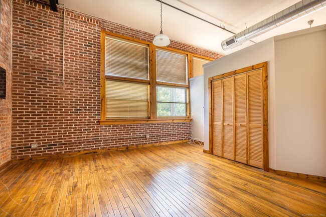 Building Photo - 325 Myrtle Ave