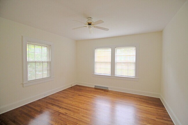 Building Photo - Charming 2 Bedroom Duplex in Lakewood!