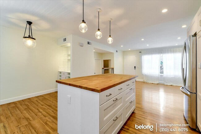 Building Photo - 720 Waterloo St