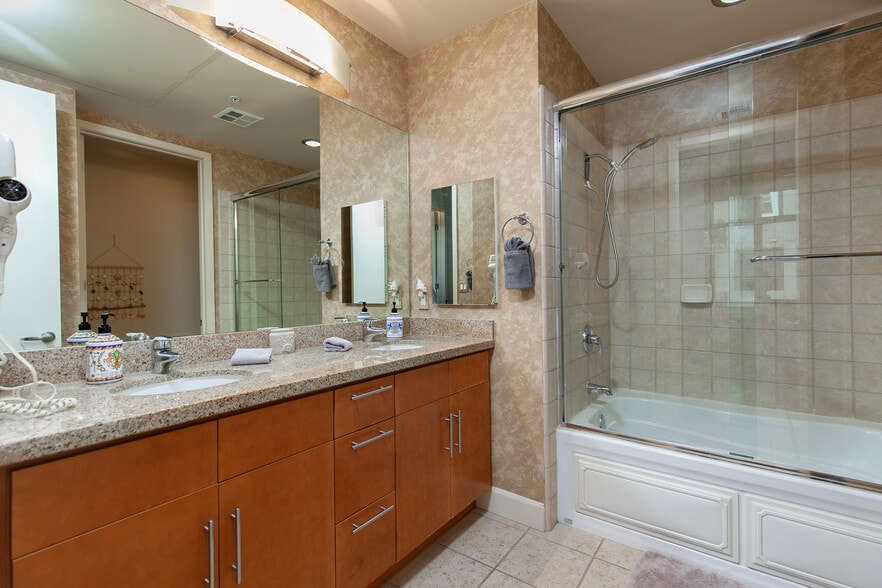 Building Photo - 1050 Island Ave