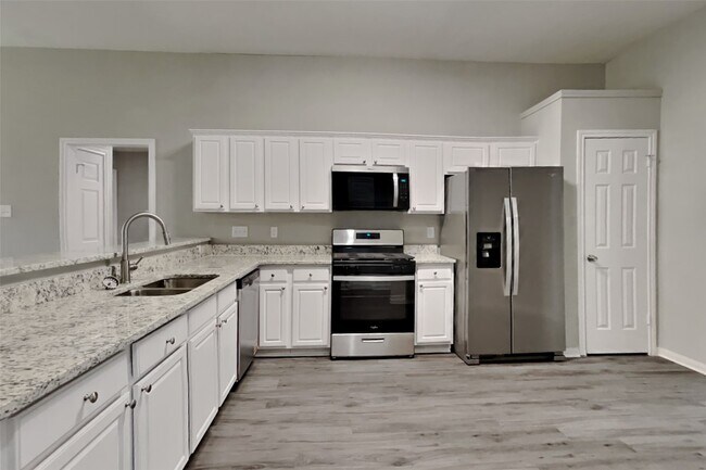 Building Photo - 1015 S Wellsford Dr