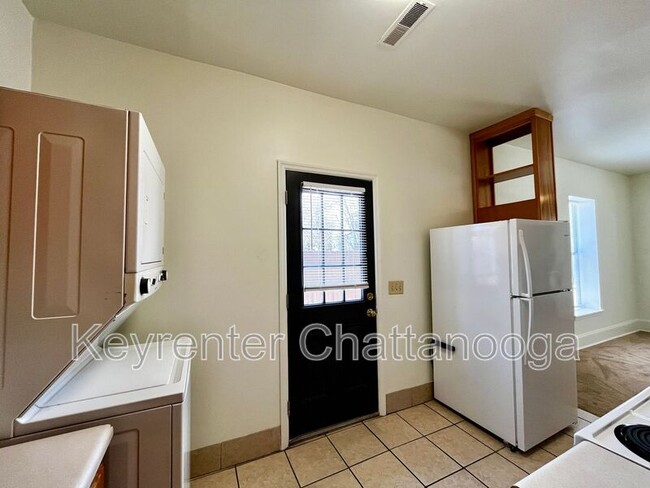 Building Photo - 83 E 17th St
