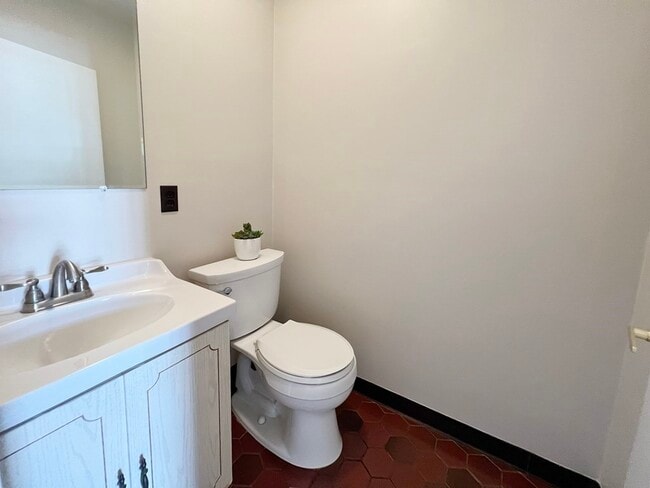 Building Photo - 196 Falcon St