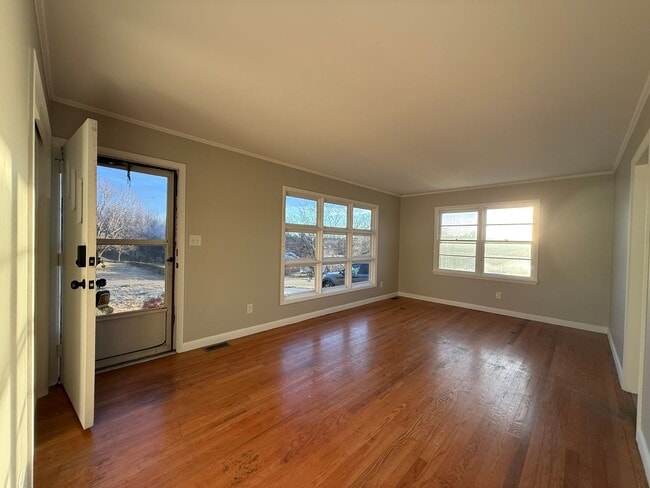 Building Photo - 3 Bedroom 1 Bathroom Home located in Greeneville, TN