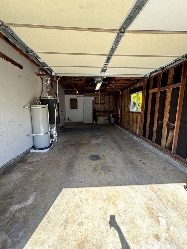 Building Photo - Myrtle Creek 3 bedroom home with 1 car garage