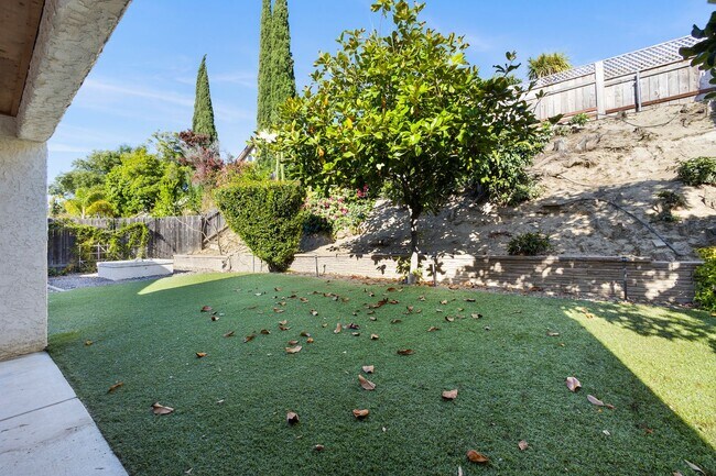 Building Photo - 3 Bedroom 2 Bathroom home available DECEMB...