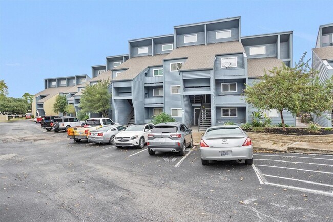 Building Photo - 12500 Melville Dr