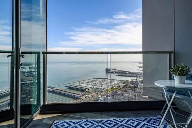 Building Photo - Luxury Corner Unit in Rincon Hill: 2 Bed/2...