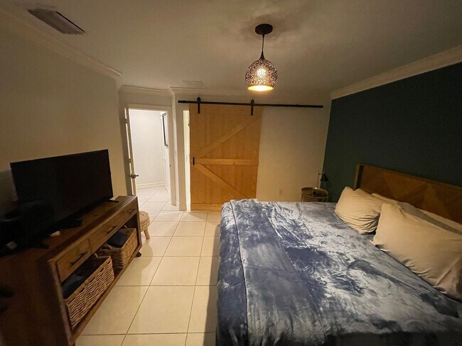 Building Photo - 1337 Center Ln