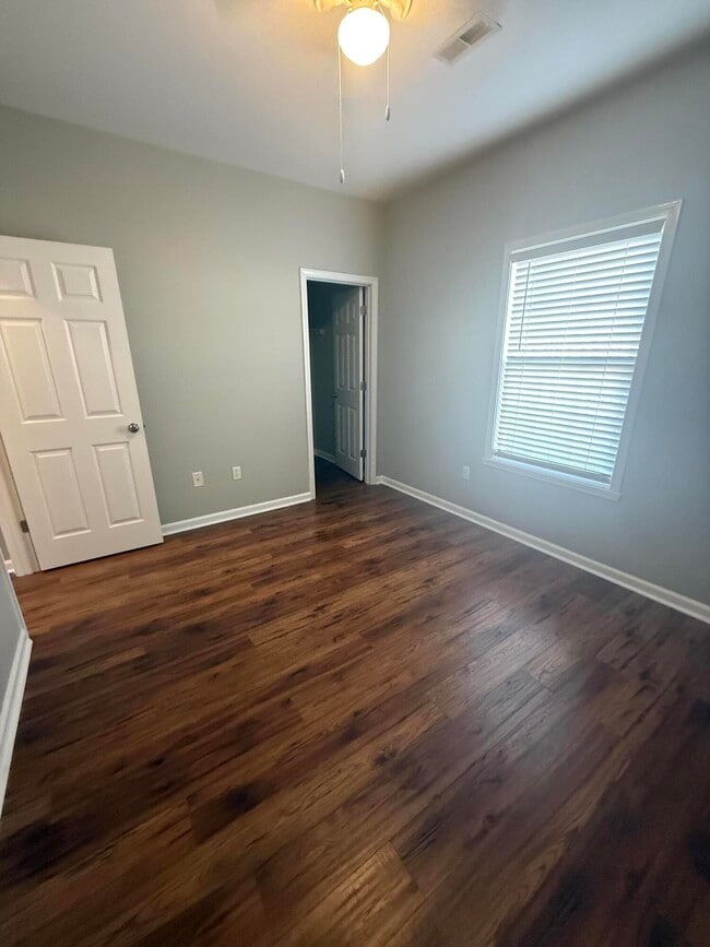 Building Photo - 858 Melanie Ln