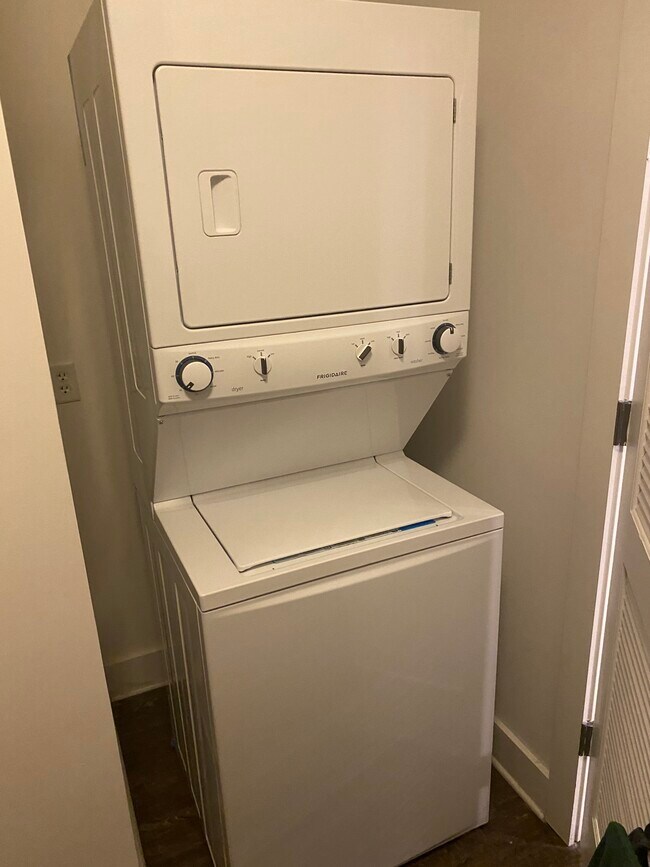 Building Photo - 1221 Division St