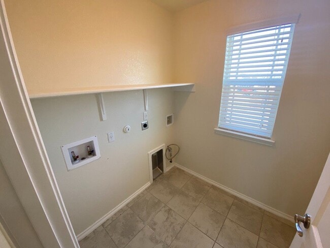 Building Photo - Live on the Golf Course at Star Ranch!! 4B...