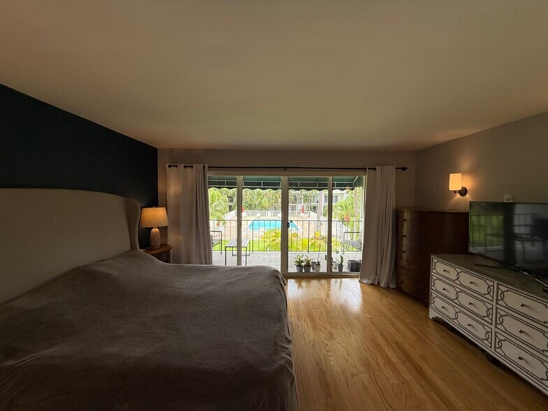 Primary bedroom - 386 Golfview Rd