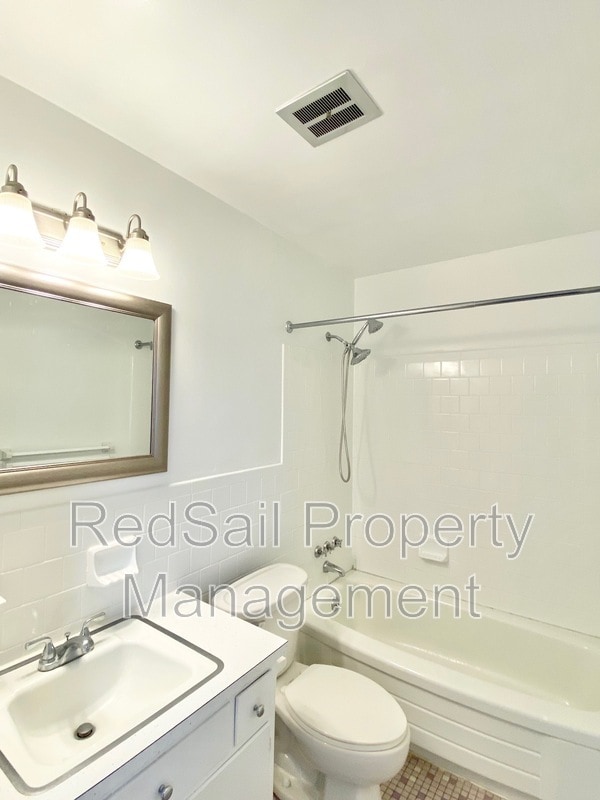 Building Photo - 701 Essex Park Dr