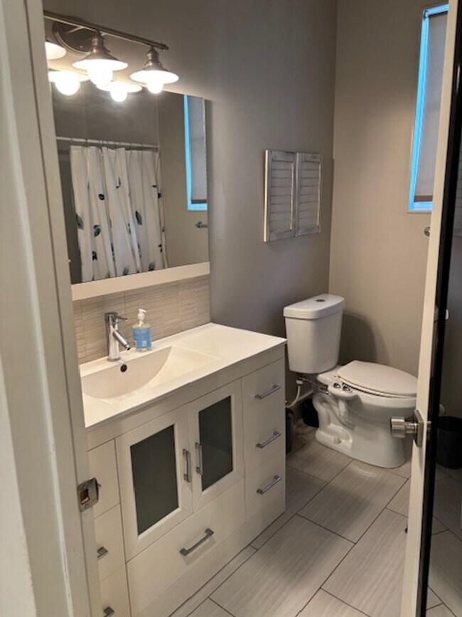 Building Photo - 2-bedroom 1 bath garage apartment with a garage parking space!!