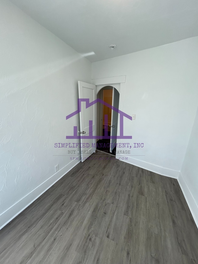 Building Photo - 221 Regan St