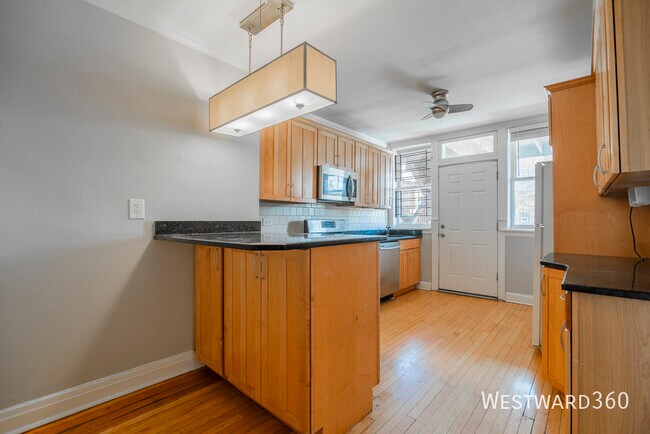 Building Photo - 7447 N Hoyne-2