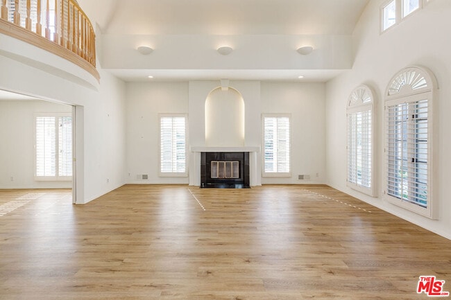 Building Photo - 158 S Anita Ave