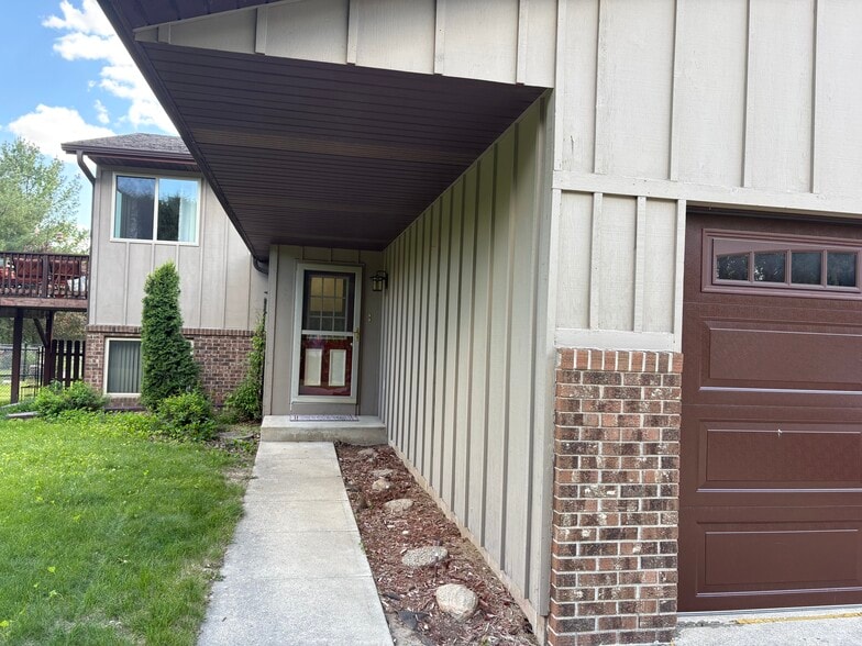 Front Entrance - 2033 Greenwood Dr