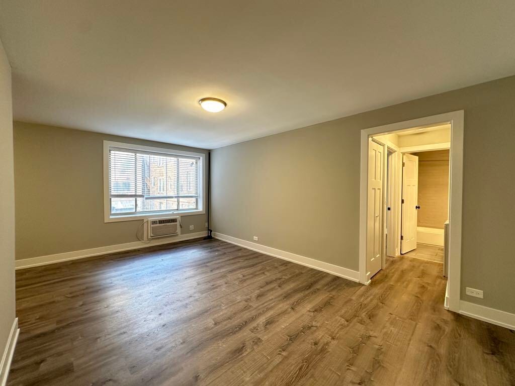 Building Photo - 535 W Surf St