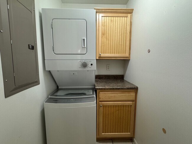 Building Photo - Spacious 2 bedroom 1.5 bath townhouse for ...