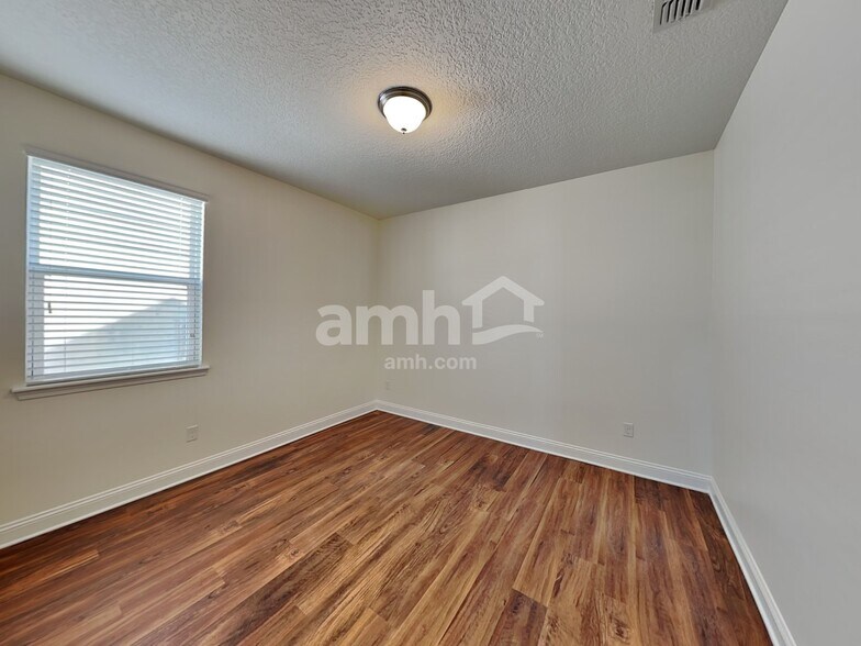 Building Photo - 3278 Roundabout Dr