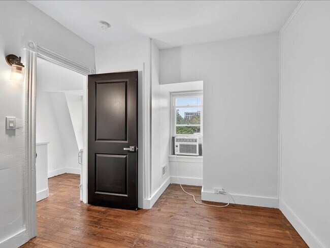 Building Photo - Gorgeous 4 Bedroom 2.5 Bathroom Available ...