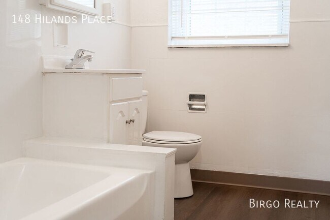 Building Photo - Move in special! First month free rent!