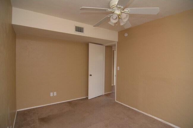 Building Photo - Charming 3 Bedroom 2 Bath Home! Central Tu...