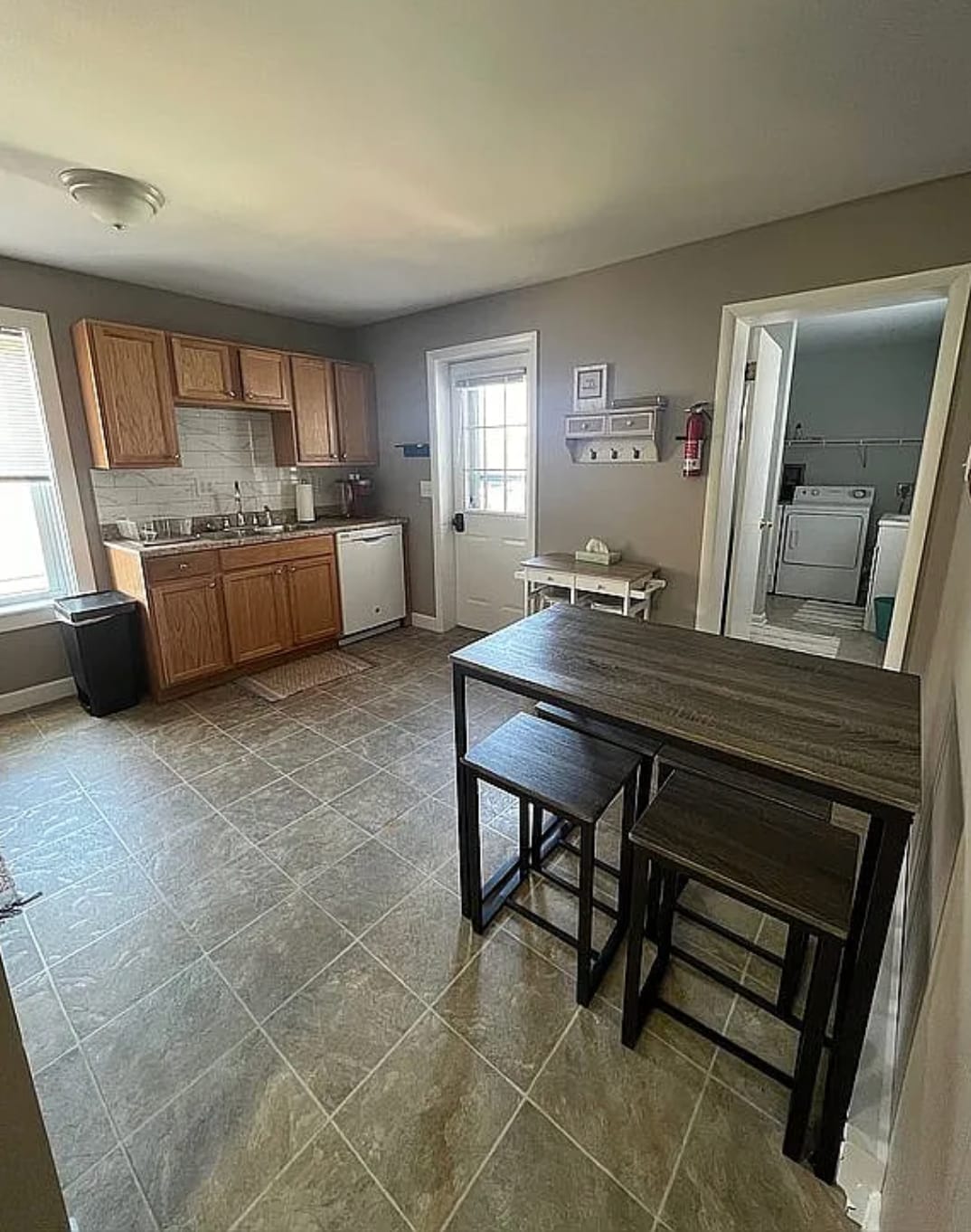 Large, eat-in kitchen - 533 N 2nd St