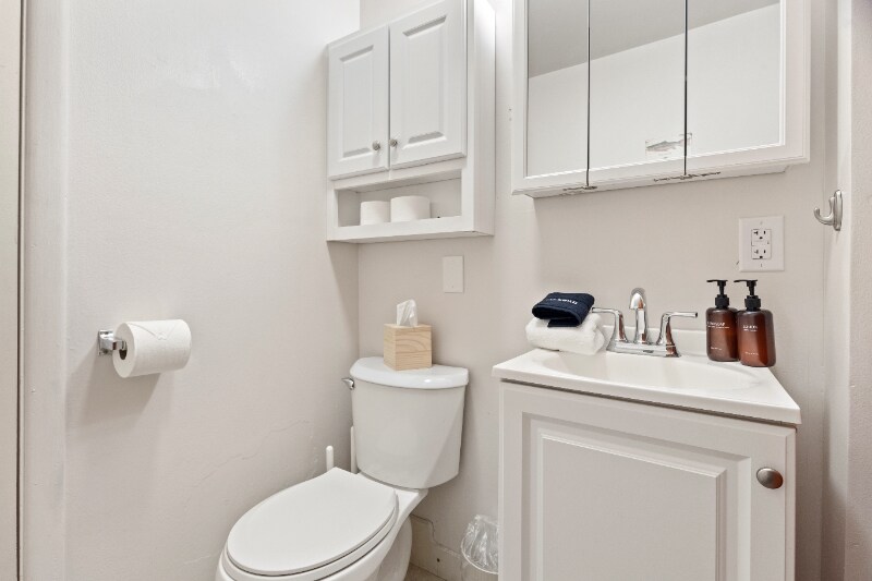 Building Photo - 661 8th Ave E N