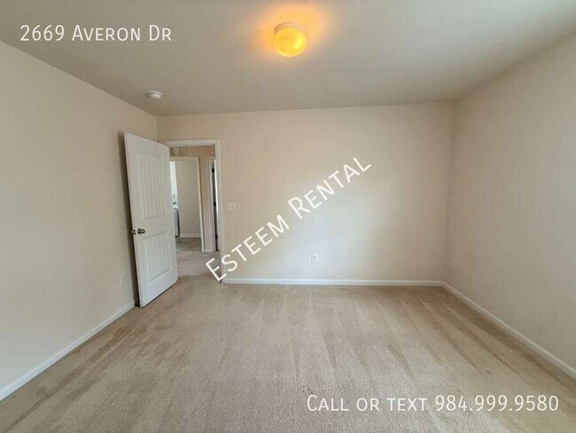 Building Photo - 2669 Averon Dr