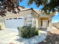 Building Photo - Great 3 Bedroom Duplex near the Kingman Hospital!