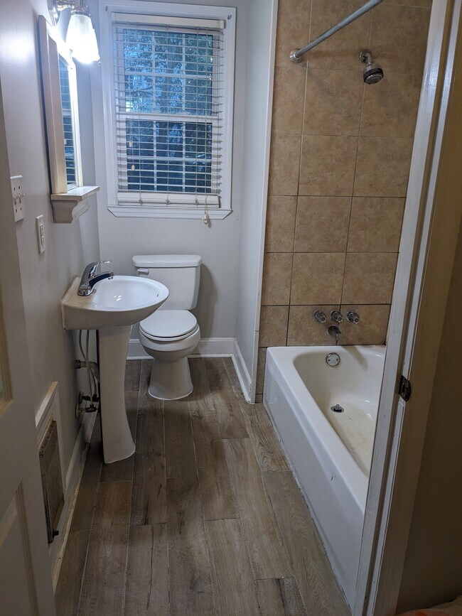 Tile bathroom - 1021 Redbird Rd